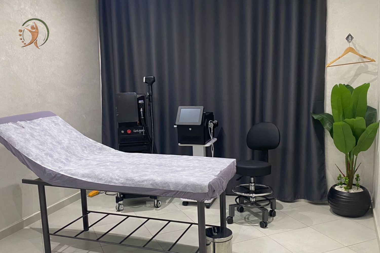 Salle d’épilation laser du Hammouch Physio-Aesthetic Center à Fès, équipée d’un appareil Epilogic de dernière génération, d’une table de soin médicale et d’un environnement épuré et hygiénique. L’espace allie technologie esthétique avancée, confort et ambiance relaxante pour des soins d’épilation définitive sûrs et efficaces.